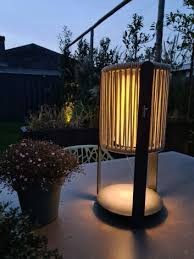 Saulės energija įkraunamas šviestuvas "GreenChair"
